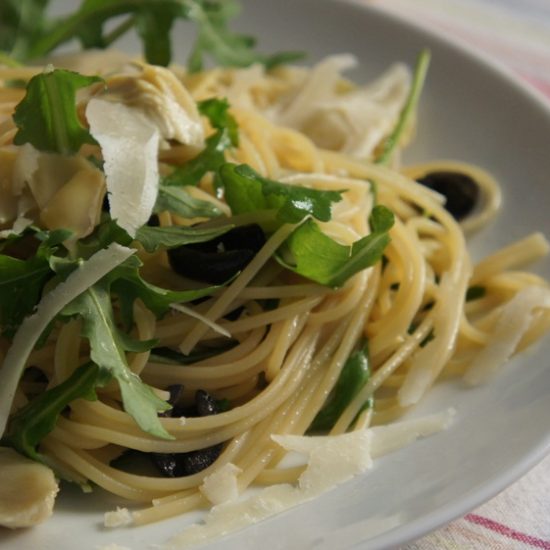 Espaguete Vegetariano com Alcachofra, Azeitona e Rúcula