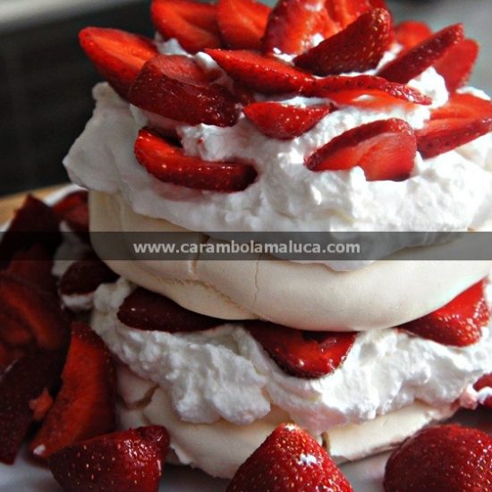 Receita de Torta de Morango e Merengue para o Dia dos Namorados