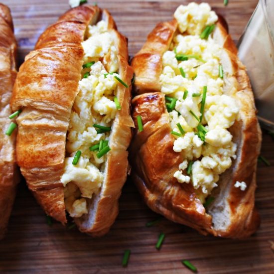 Receita de Croissant com Ovos Mexidos e Queijo Cheddar