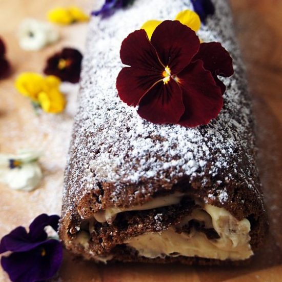 Receita de Bolo Rocambole de Café com Recheio de Cream Cheese e Nozes