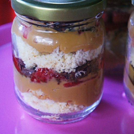 Receita de Bolo no Pote com Recheio de Morango, Doce de Leite e Chocolate
