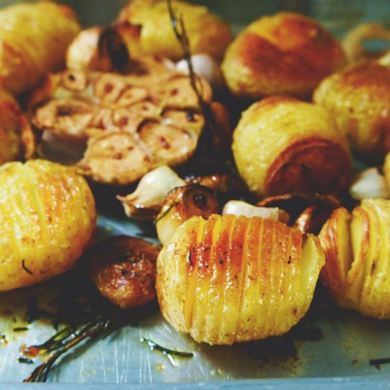Receita de Batata Assada com Alecrim e Molho de Alho