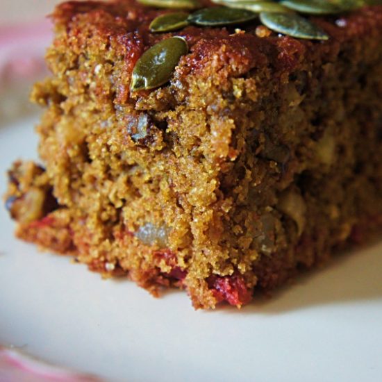 Receita de Bolo de Beterraba com Abacaxi, Nozes e Uva passa