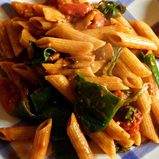 Receita de Penne Vegano com Molho de Tomate, Espinafre e Cogumelo