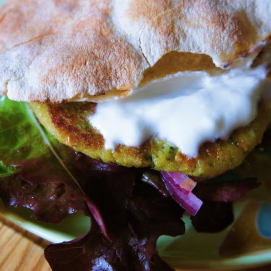 Receita de Sanduíche de Pão Sírio com Falafel e Iogurte Natural
