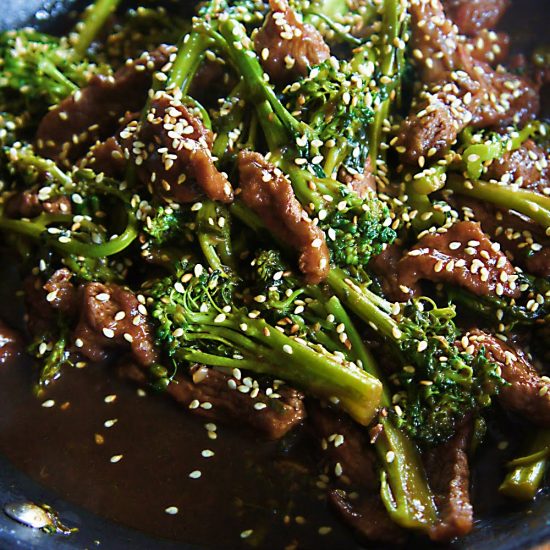 Receita de Bife de Alcatra com Brocolis, Gengibre e Gergelim (à chinesa)