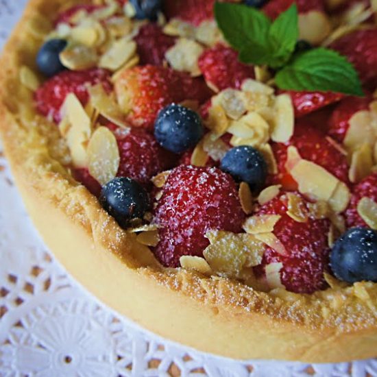 Receita de Torta de Frutas Vermelhas com Creme de Baunilha e Patê Sucrée