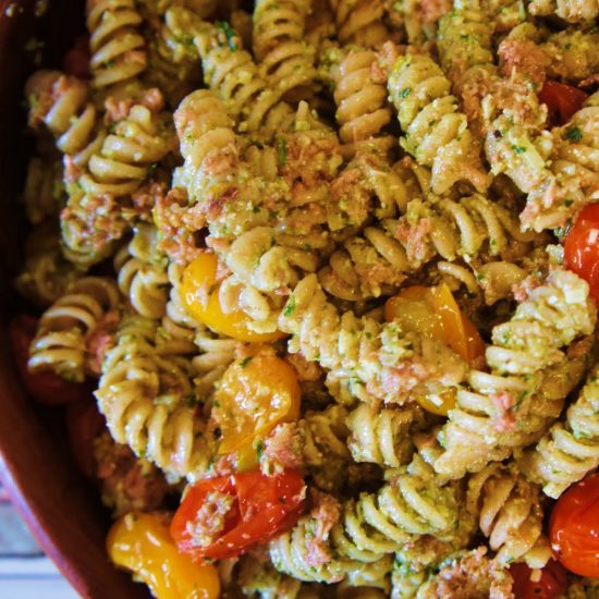 Receita de Salada de Massa com Pesto, Atum e Tomate Assado