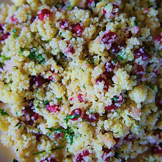 Receita de Salada de Cuscuz com Semente de Romã e Molho de Alho Assado