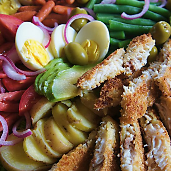 Receita de Salada Niçoise com Tilápia Empanada