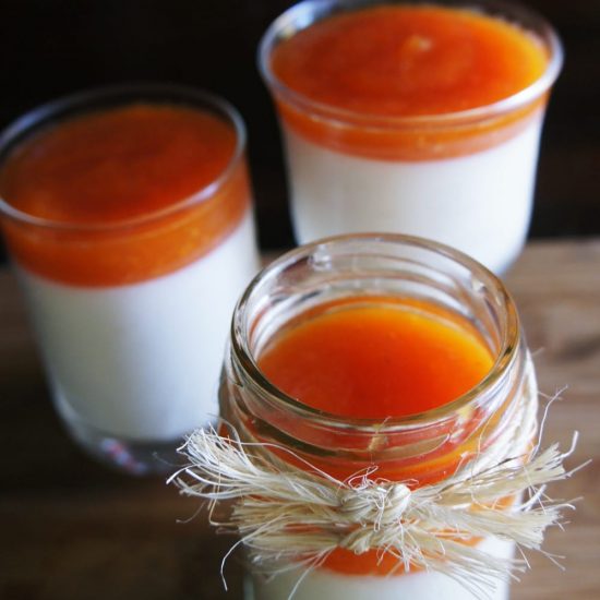 Receita de Panna Cotta de Iogurte Grego com Calda de Mamão